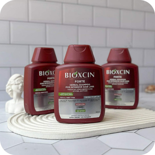 ویژگیها جلوگیری و قطع کامل ریزش موها مناسب انواع مو ضخیم شدن تارهای مو افزایش رشد و پرپشتی و مقاومت تارهای مو بلند شدن سالم موها تقویت و تغذیه پوست سر و افزایش سلامت آن بدون پارابن و فتالات مناسب استفاده روزانه